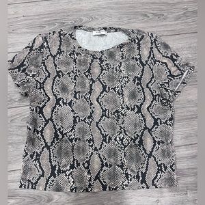 Aritzia babaton women’s everyday t-shirt snakeskin print